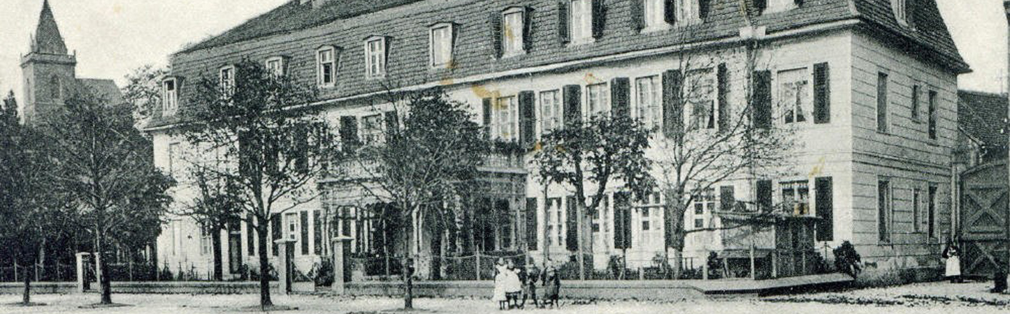 Haus Bennecke, ehemals von Schladen, Hofansicht (Pestalozzistraße) um 1900